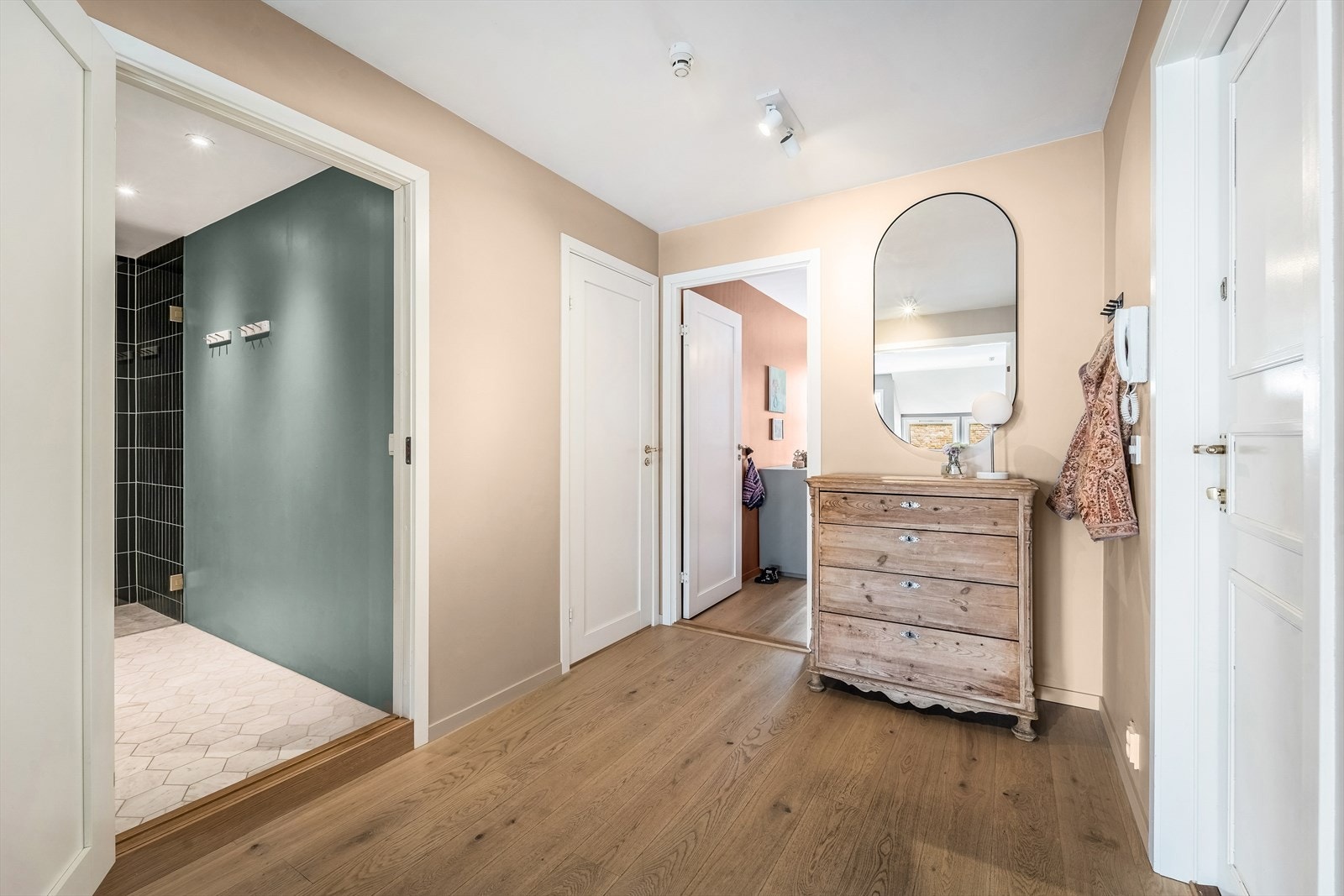 Inngang til begge soverom fra entré Galleribilde