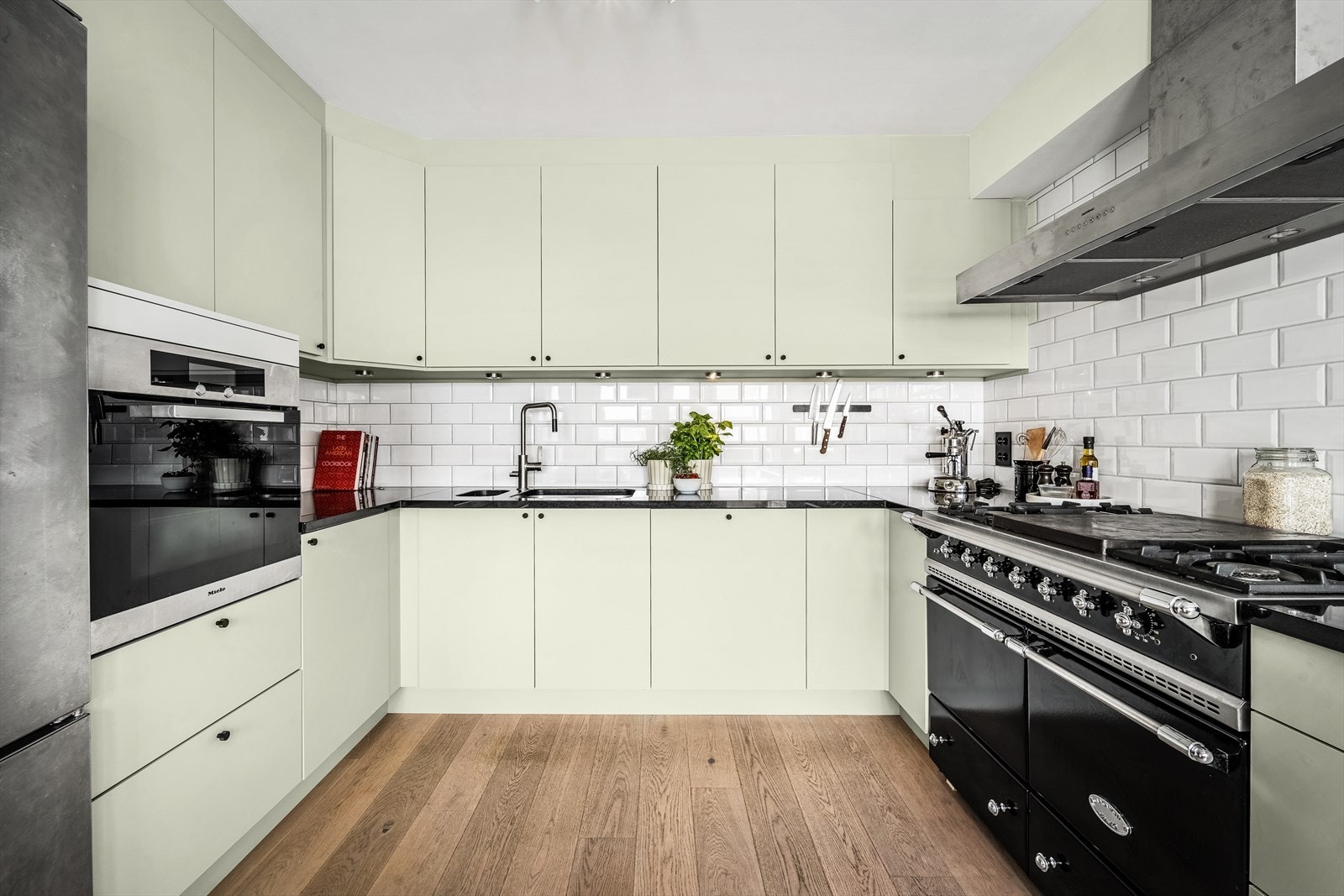 Fliser mellom benk og overskap, gulv, stikkontakter, blandebatteri og oppvaskmaskin var nytt 2020 Galleribilde