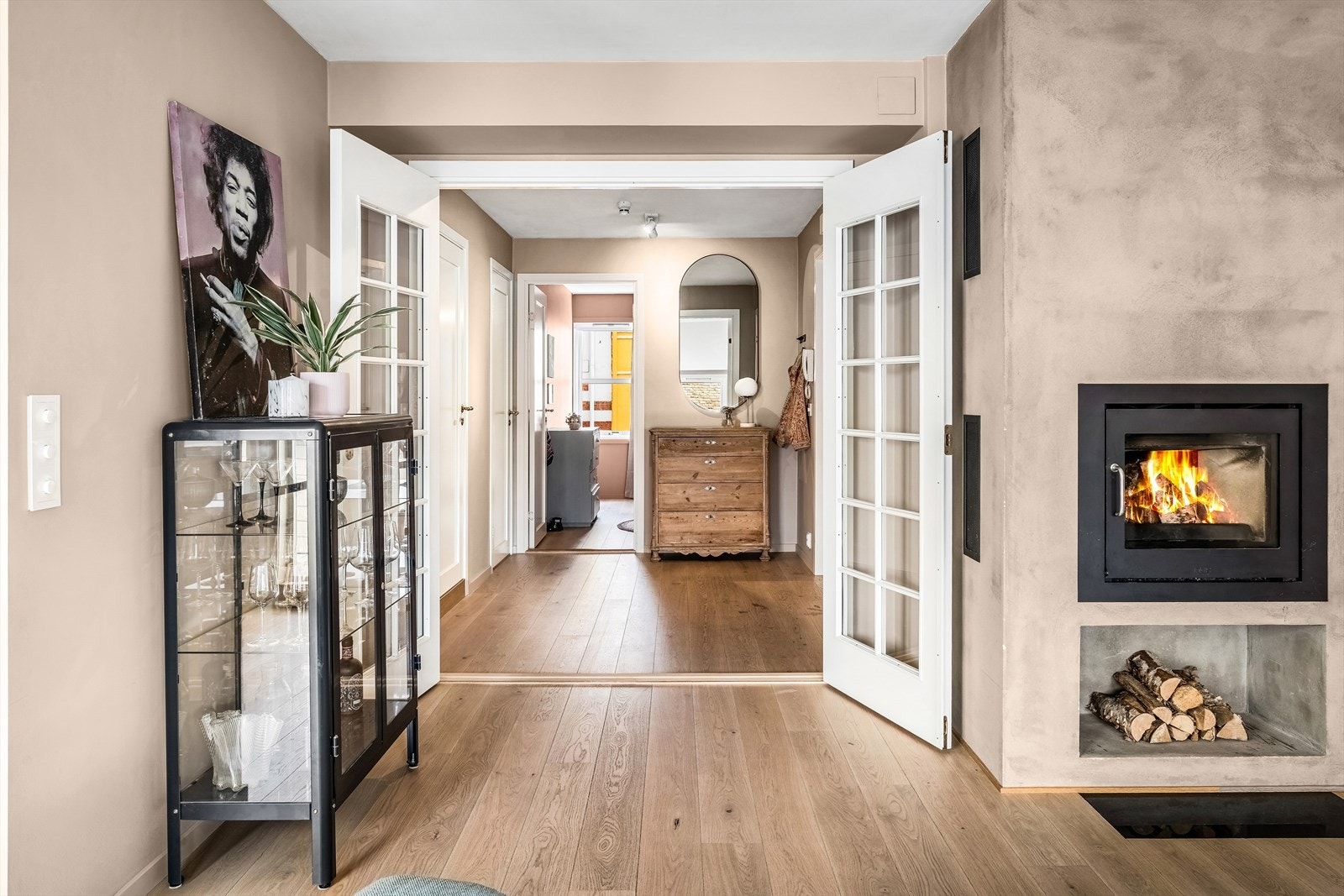 Dobbel dør mellom stue og entré (eneste dørene som ikke ble byttet 2020) Galleribilde