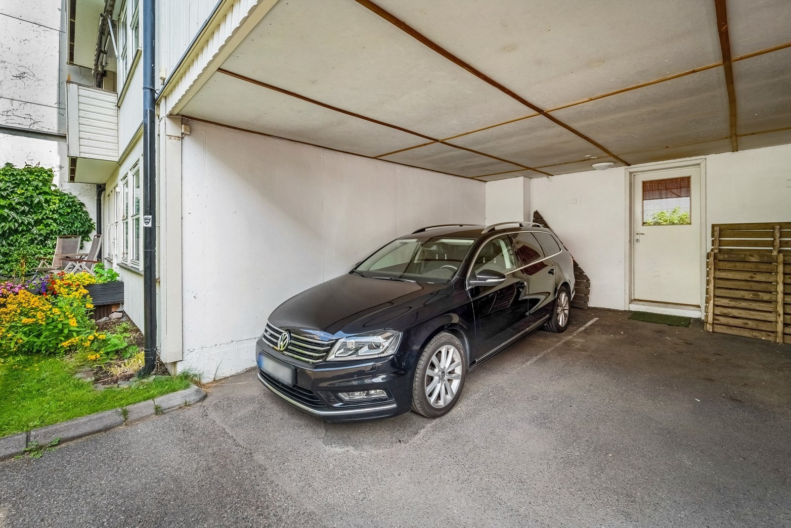 P-plass i bakgården - plassen har overbygg som beskytter mot vær og vind Galleribilde