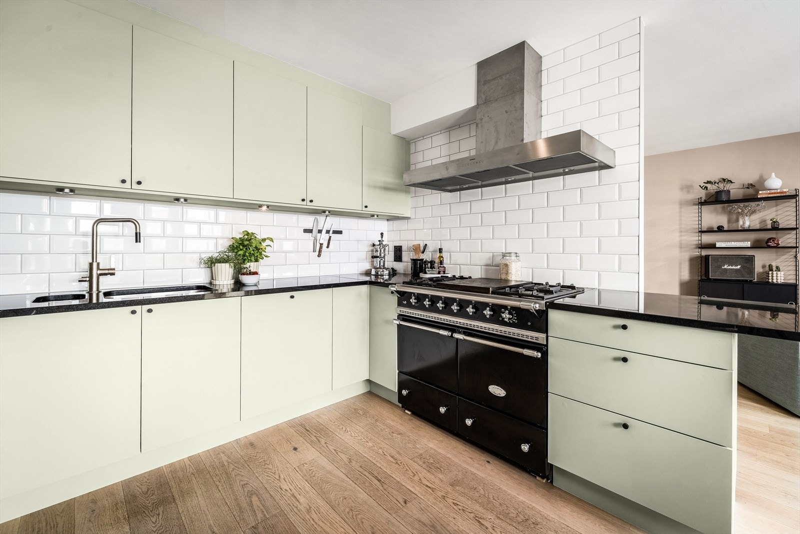 Halv vegg mellom kjøkken og stue Galleribilde