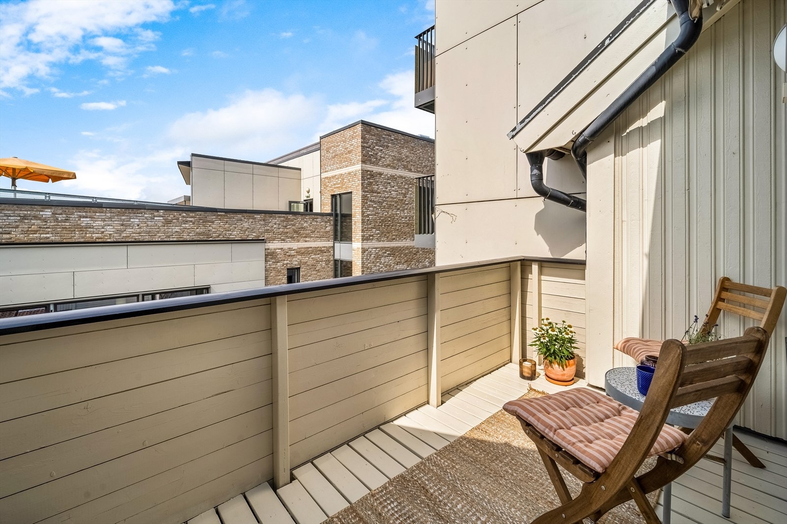 Sydvestvendt balkong - solen kryper inn på balkongen fra ca. kl 11 og det er full sol fra ca kl 13 til 21- Bilde tatt ca kl 11 Galleribilde