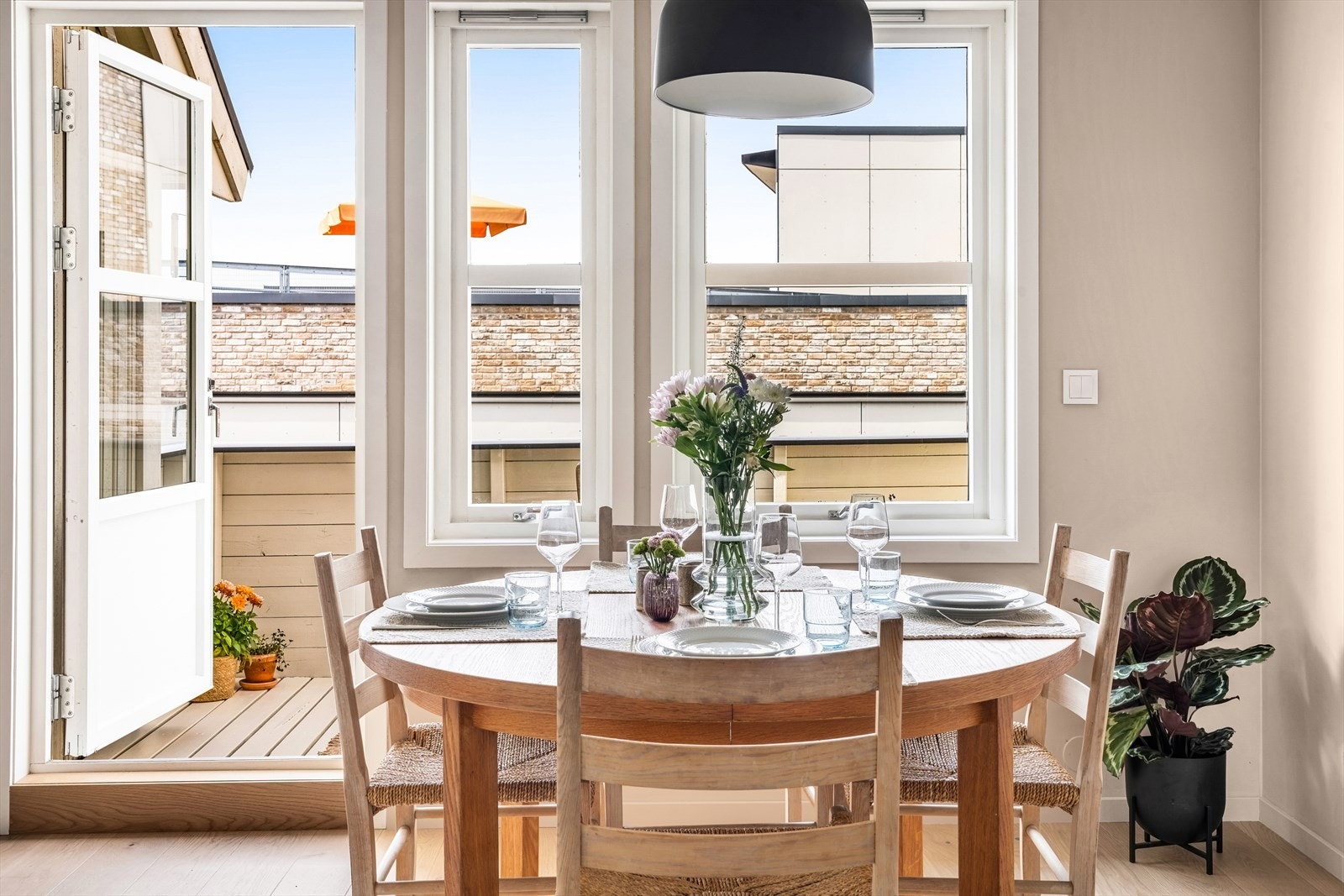 Spiseplass rett innenfor balkongen Galleribilde