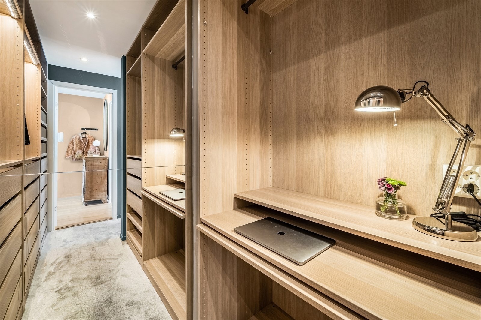 Deler av garderoberom er innredet som hjemmekontor Galleribilde