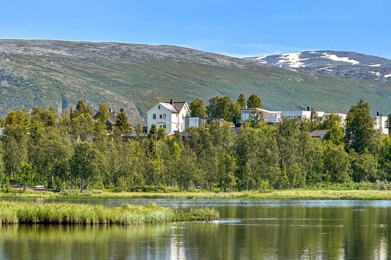 Boligen ligger svært fint til på et høydedrag på Forhåpningen.