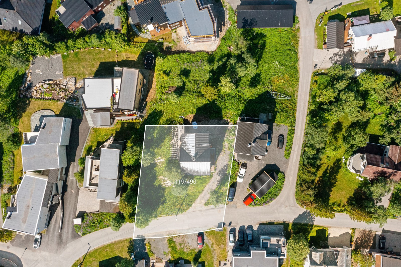 Tomten er på 947 kvm, anlagt på en forhøyning i terrenget og er et av de høyeste punktene på Forhåpningen. Markert område kan avvike noe.