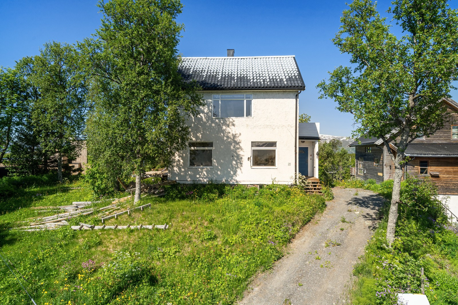 Boligen som står på tomten er opprinnelig en tomannsbolig, som nå er rensket til skallet og klargjort for videre oppbygging/renovering/utvikling.