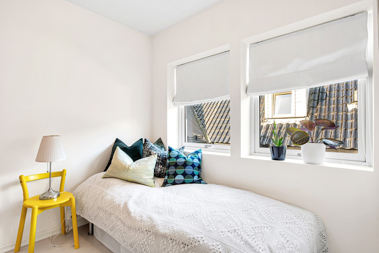 Soverom 2 er på 6,9m² og vender ut mot bakgård. Galleribilde