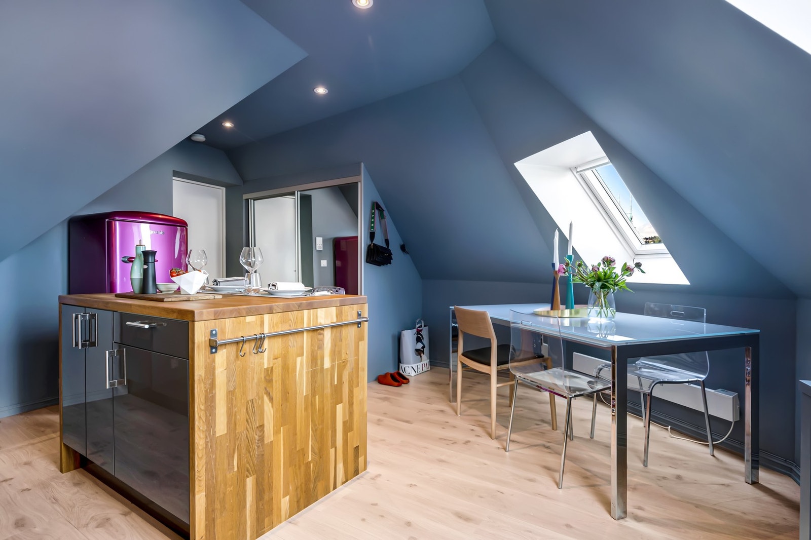 Plass til spisebord i naturlig tilknytning til kjøkken. Galleribilde