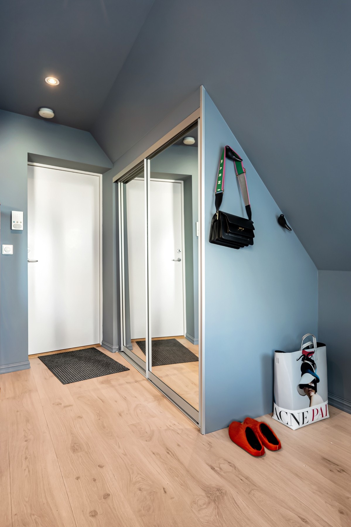 Innbydende entrè med god plass til oppheng av klær og skotøy. Galleribilde