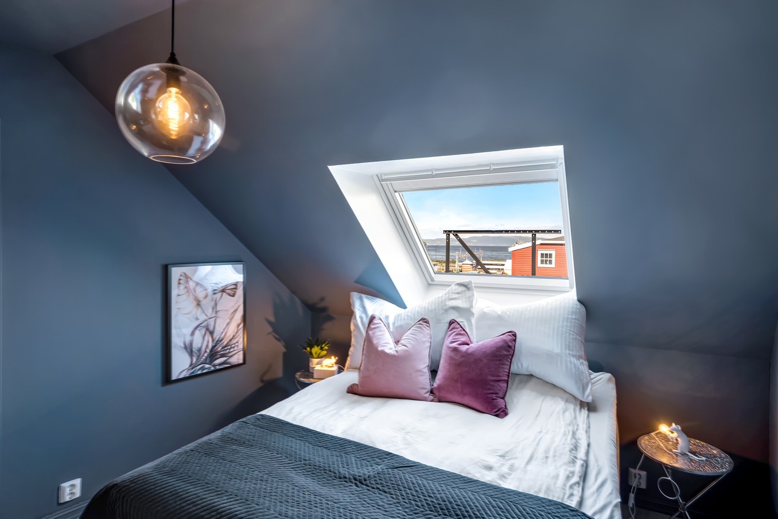 Hovedsoverommet er på 10m² og vender ut mot fjorden. Galleribilde