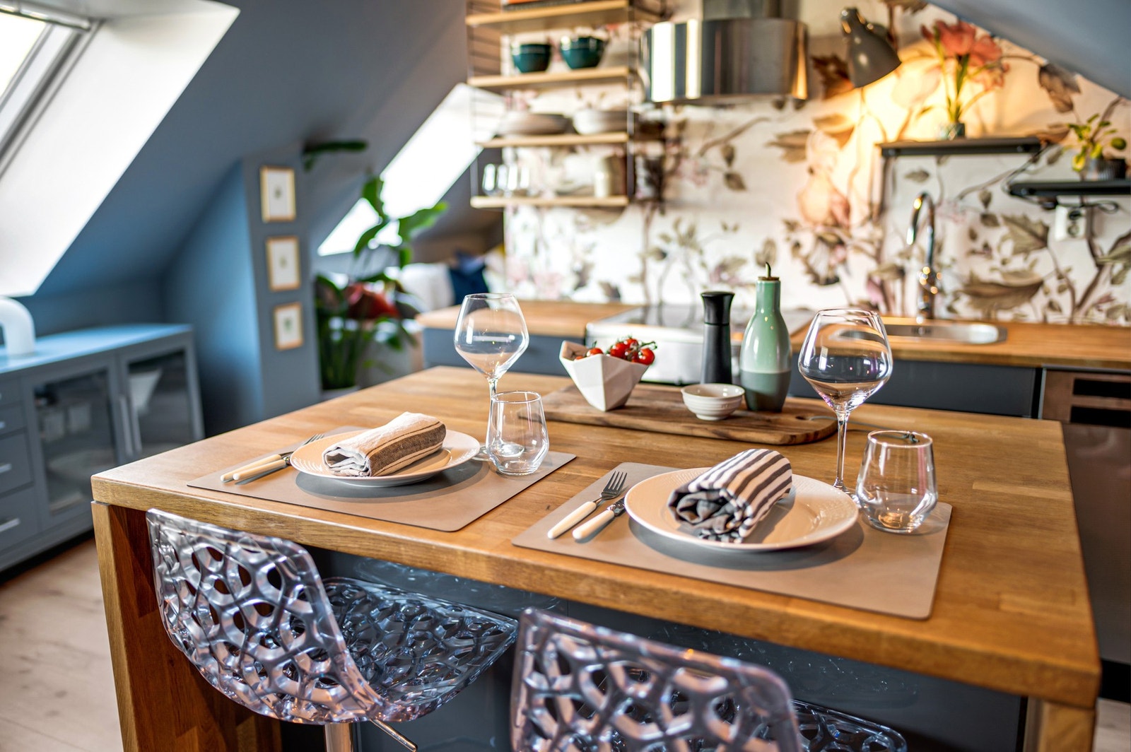 Kjøkkenøy med ekstra benkeplass og mulighet for bordservering. Galleribilde