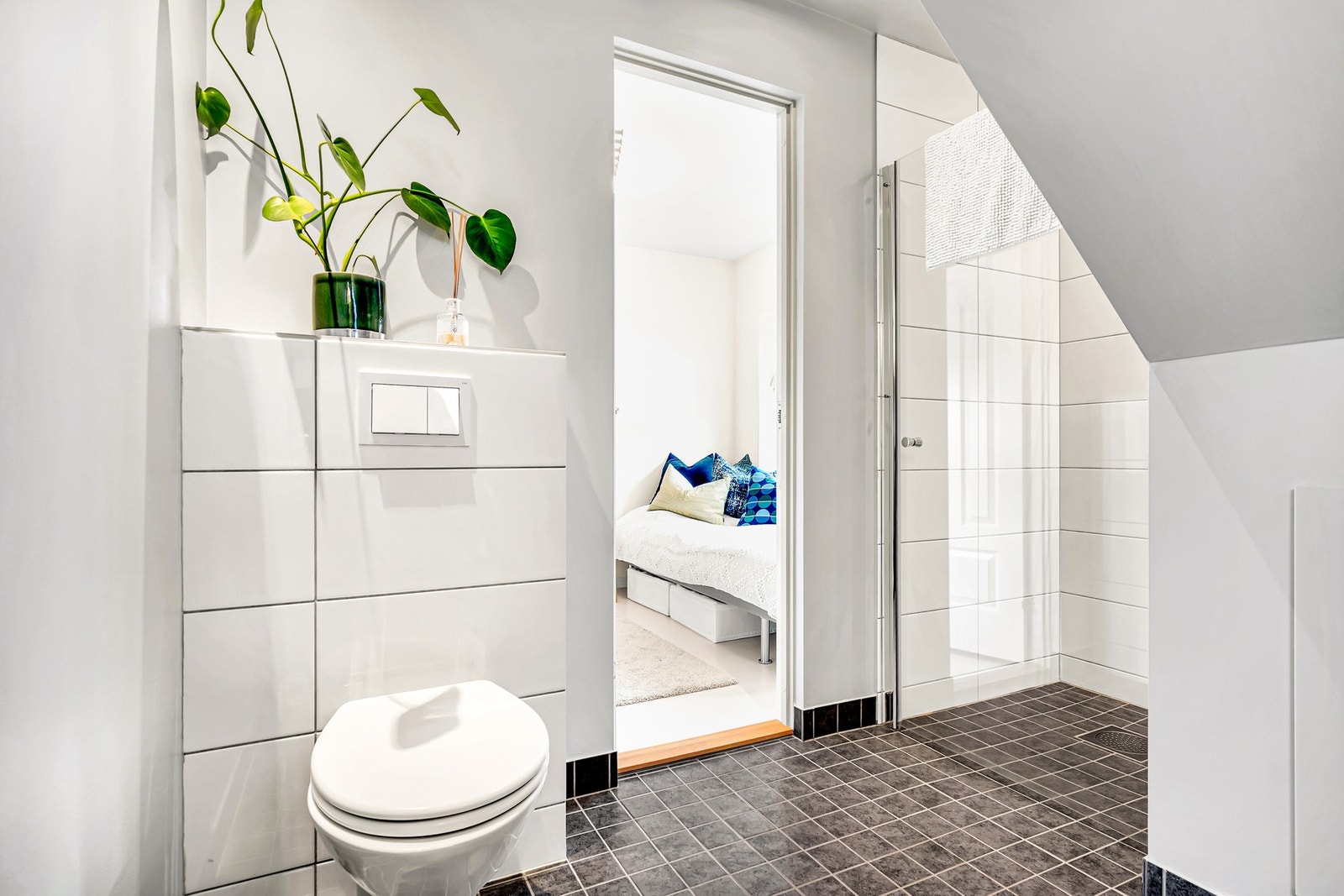 Badet skiller mellom de to soverommene i boligen. Galleribilde