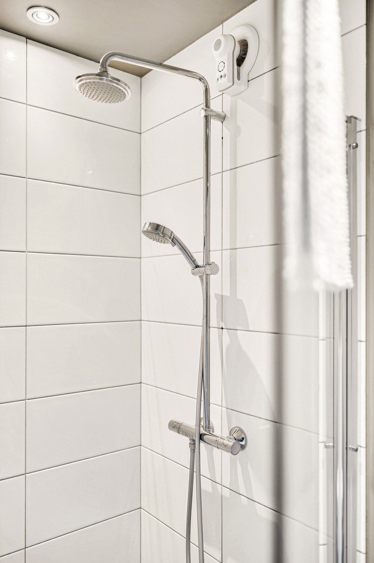 Romslig og praktisk dusjnisje. Elektronisk avtrekksvifte på bad. Galleribilde