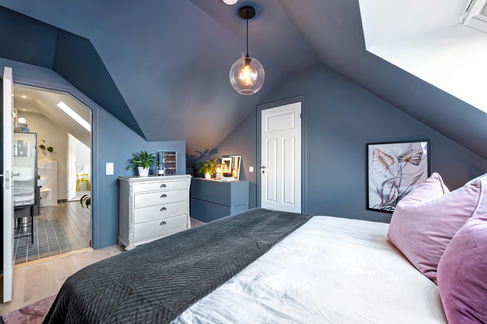 Fra soverommet har man adgang til boligens bad. Galleribilde