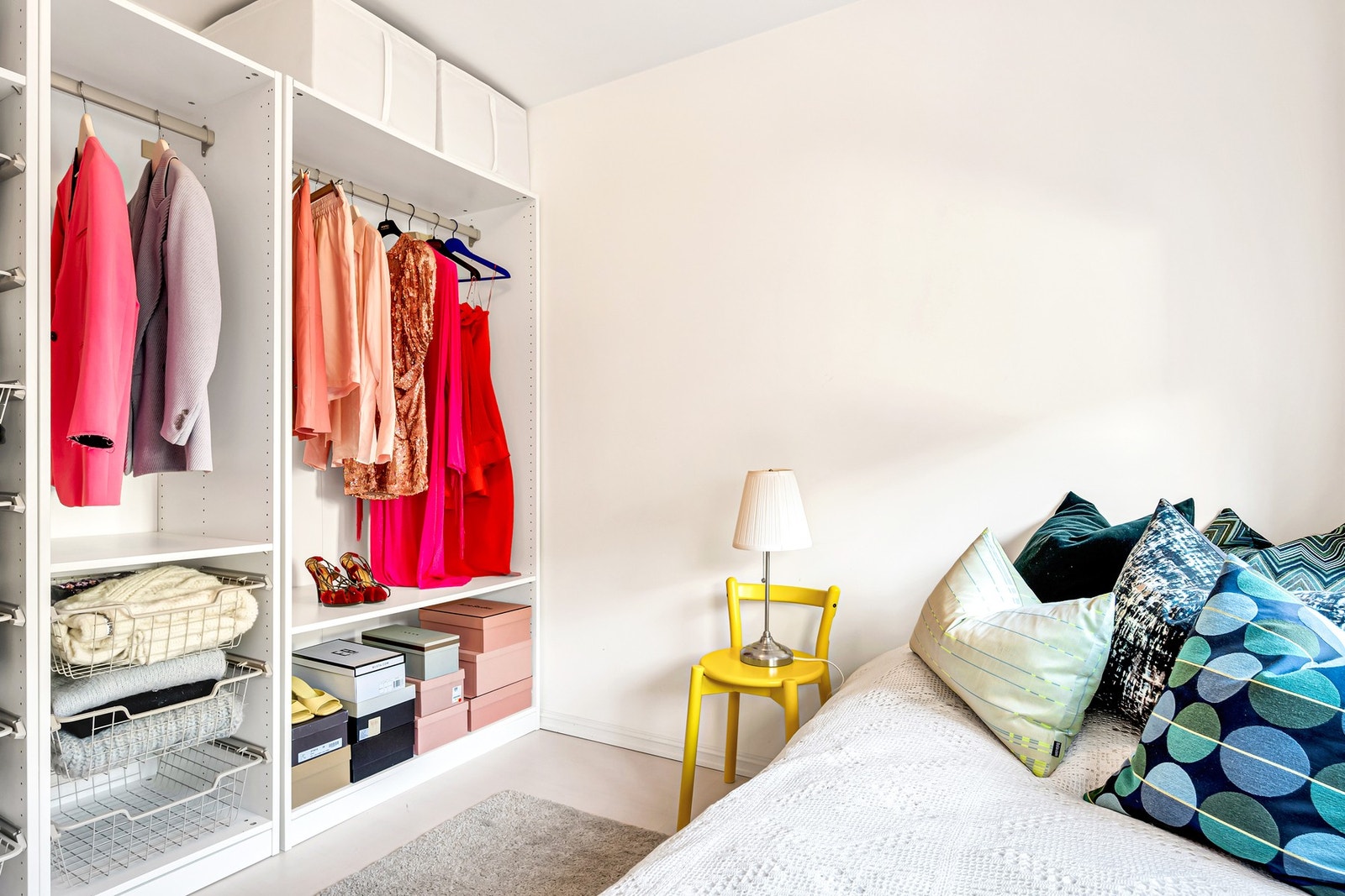 Rommet kan fint benyttes som kontor eller stort walk-in-closet med overnattingsmuligheter for gjester. Galleribilde