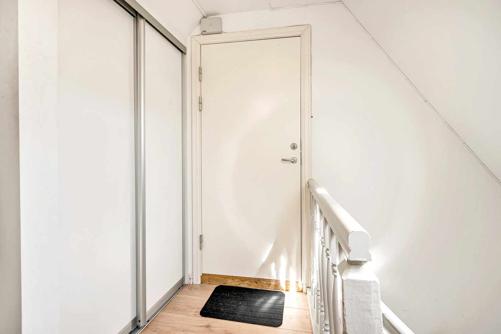 Det er plass til oppbevaring i skyvedørsgarderobe ved inngangsdøren. Leiligheten disponerer også èn egen bod i kjeller. Galleribilde