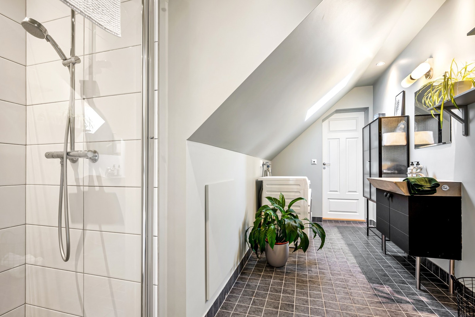 Lyst og flott bad fra 2010/2011 med opplegg for vaskemaskin. Rommet har generelt fått tilstandsgrad 1 fra takstmann. Galleribilde