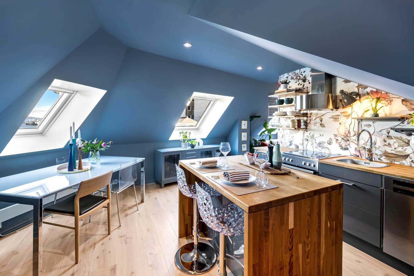 Lekkert kjøkken fra 2012 med plane fronter, folierte skrog og
heltre benkeplater. Galleribilde