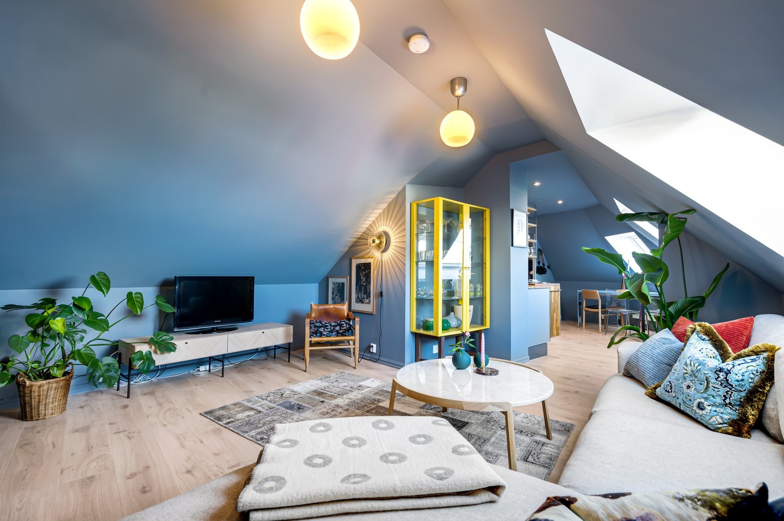 Leiligheten er på 52m² og oppleves som lys og romslig - herlig med gjennomlys fra alle de store takvinduene. Galleribilde