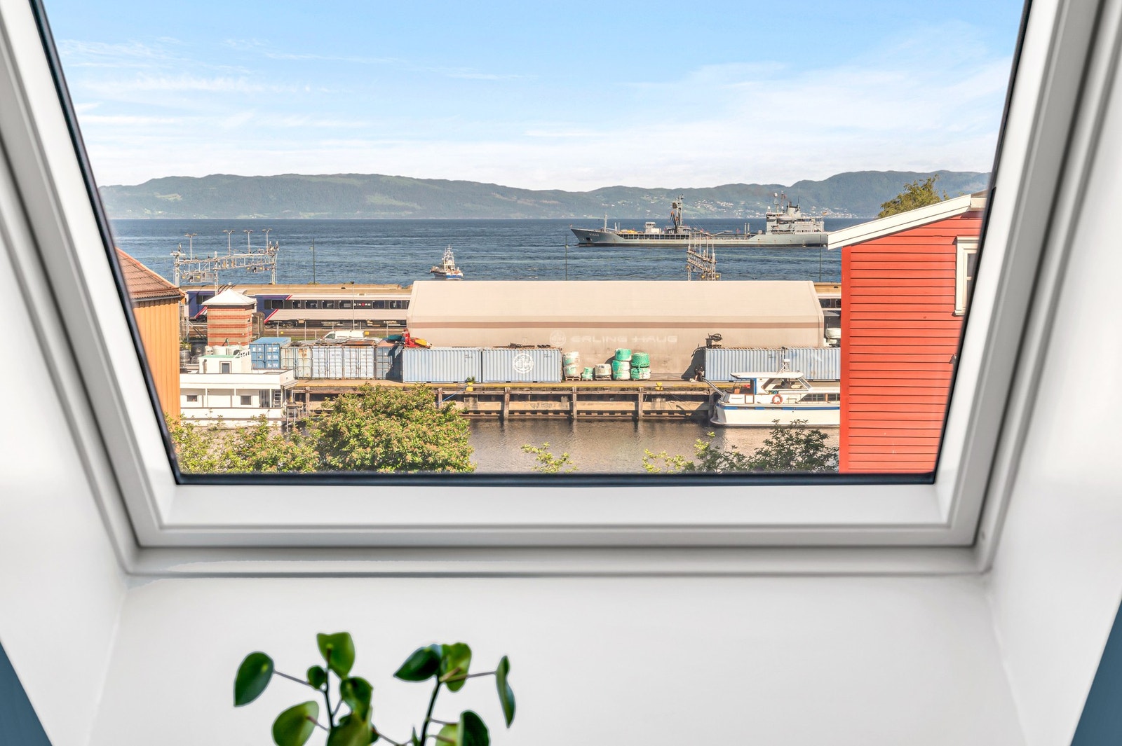 Nye skråtakvinduer satt inn i april 2019. Vinduene er 3-lags vedlikeholdsfrie vinduer fra VELUX. Galleribilde