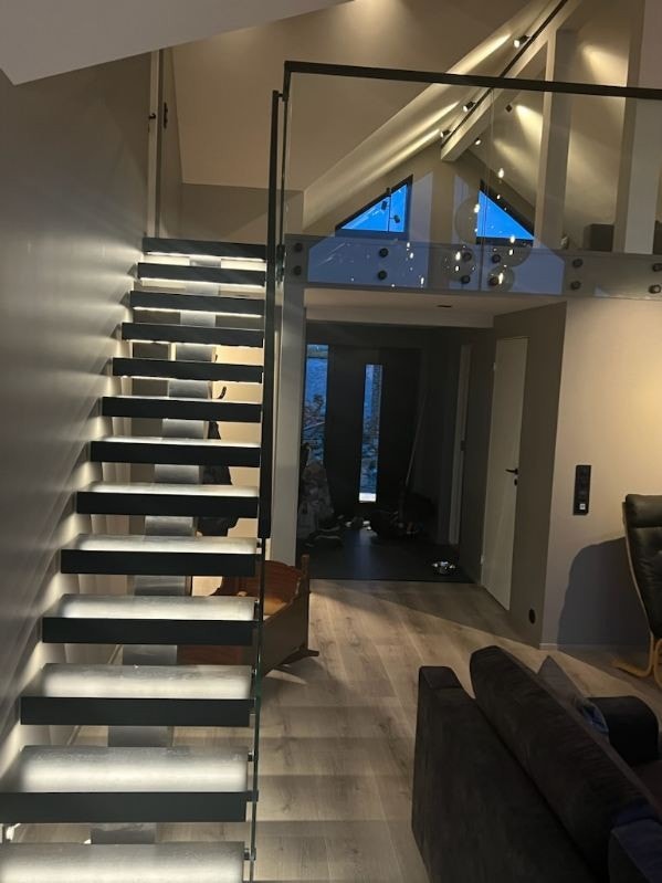 Hytte som ble overlevert kunde i Juli 2023. Tilsvarende hytte bygges på nabotomta i første rekke med panorama utsikt. Galleribilde