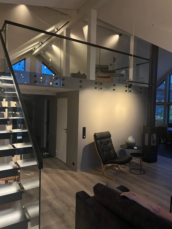 Hytte som ble overlevert kunde i Juli 2023. Tilsvarende hytte bygges på nabotomta i første rekke med panorama utsikt. Galleribilde