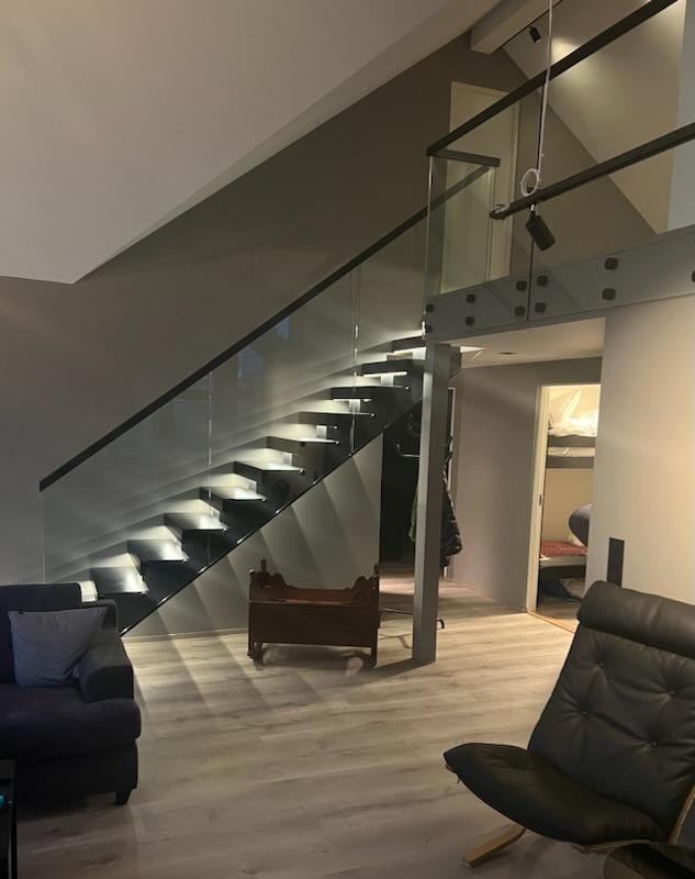 Hytte som ble overlevert kunde i Juli 2023. Tilsvarende hytte bygges på nabotomta i første rekke med panorama utsikt. Galleribilde