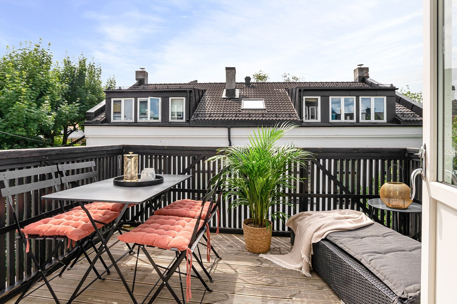 Felles balkong for beboerne i borettslaget - kun en halv etasje opp Galleribilde