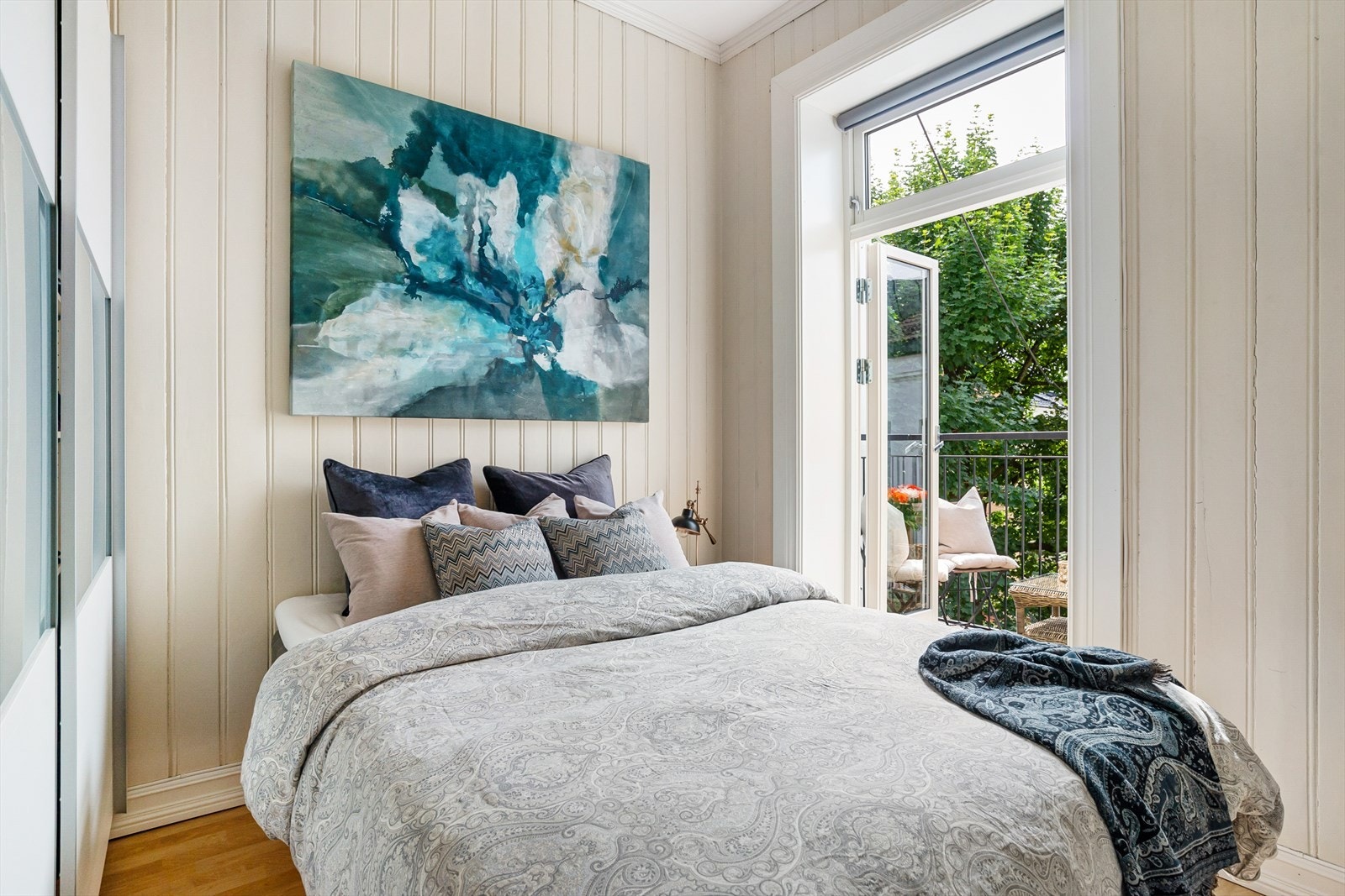 Stort soverom med skyvedørsgarderobe og plass til dobbeltseng Galleribilde