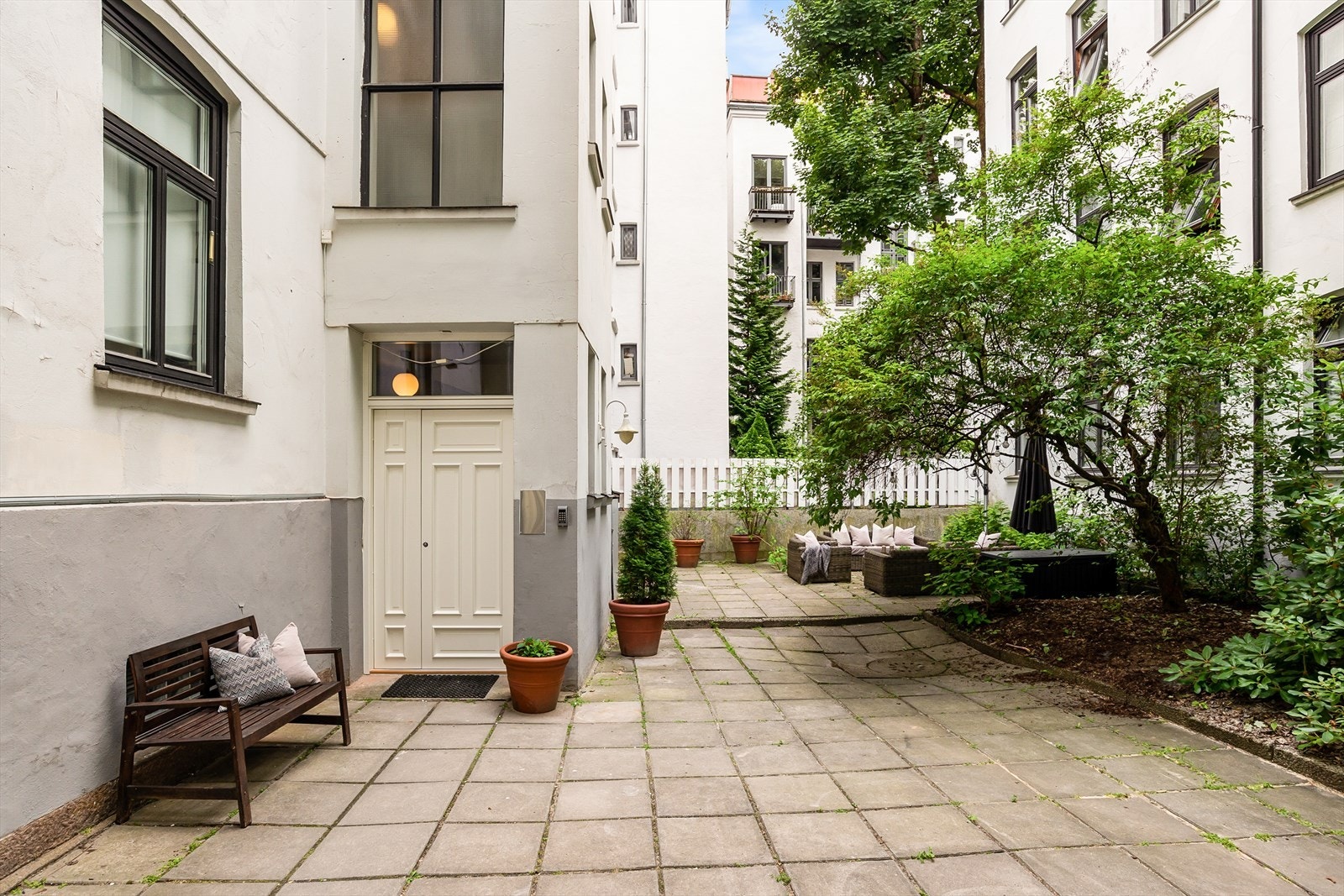 Borettslaget har en hyggelig og skjermet bakgård. Pent opparbeidet med sittegrupper. Galleribilde