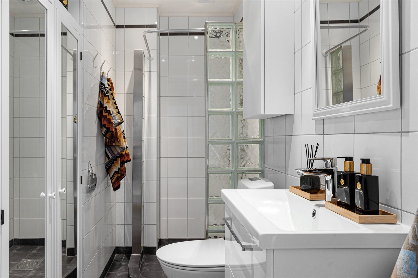 Badet er utstyrt med varmekabler i gulv og downlights Galleribilde