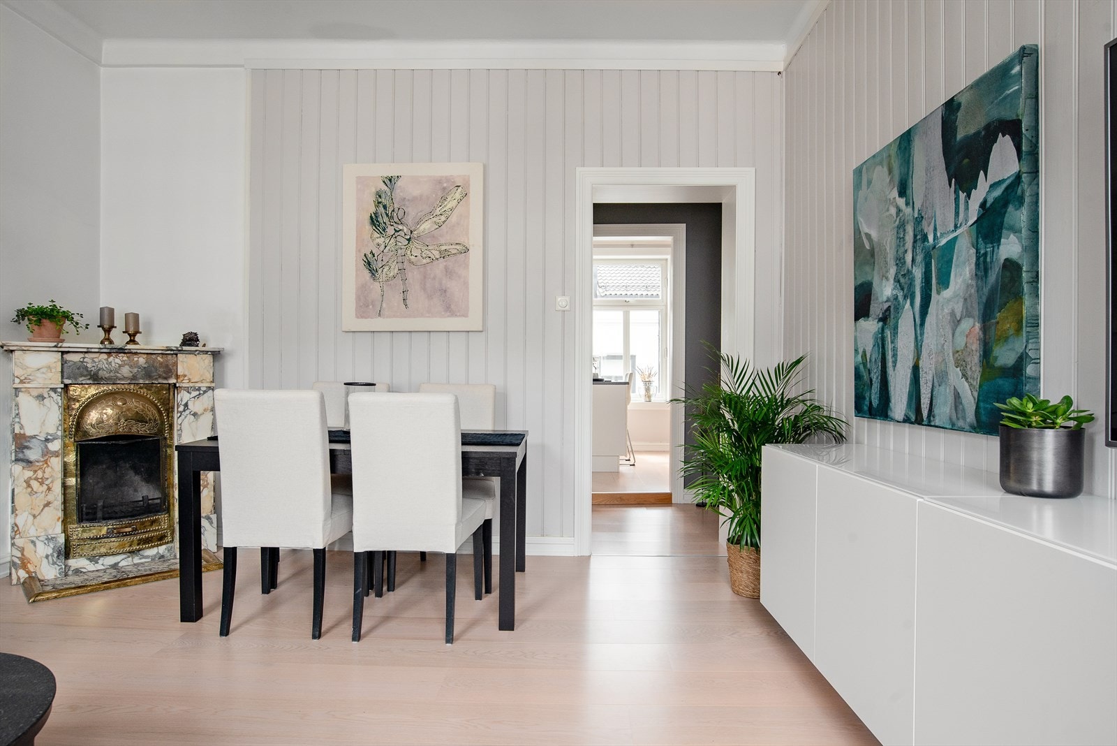 Det er god plass til både sofagruppe og spiseplass i stuen Galleribilde
