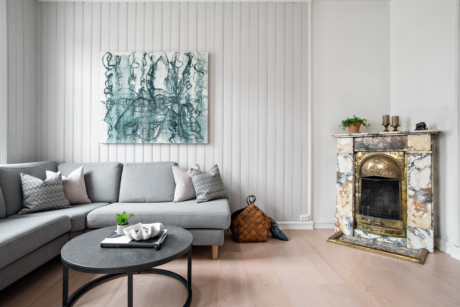 Flott original marmorpeis i hjørnet av stuen Galleribilde