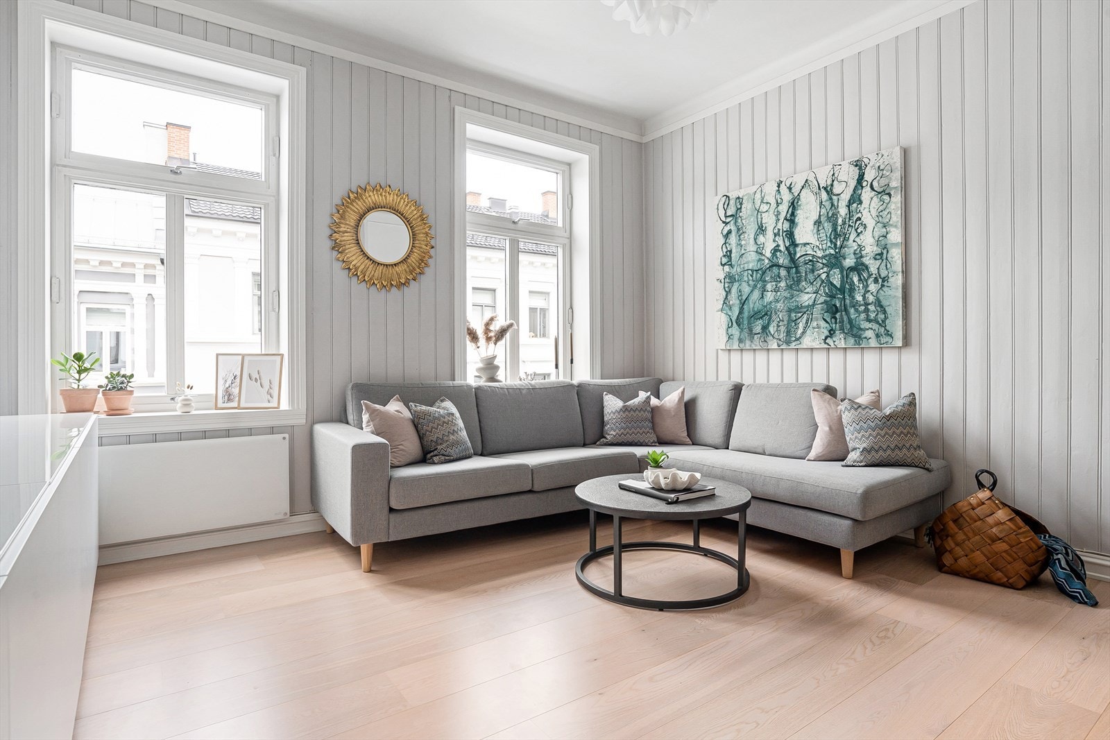De store stuevinduene slipper inn rikelig med naturlig lys Galleribilde