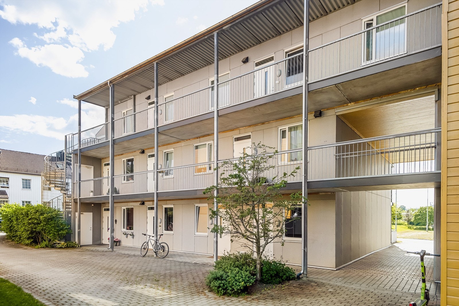 Leiligheten har egen inngang fra bakkeplan. Galleribilde