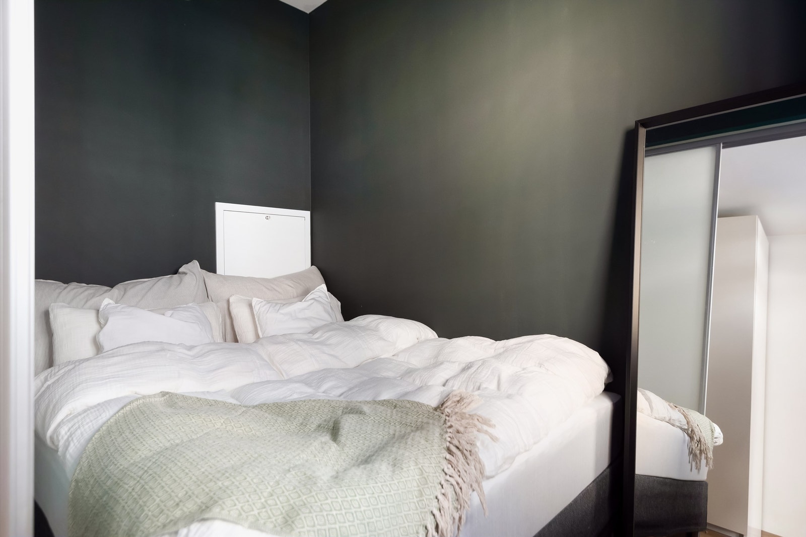 Soverommet ligger vendt mot et rolig parkareal. Galleribilde