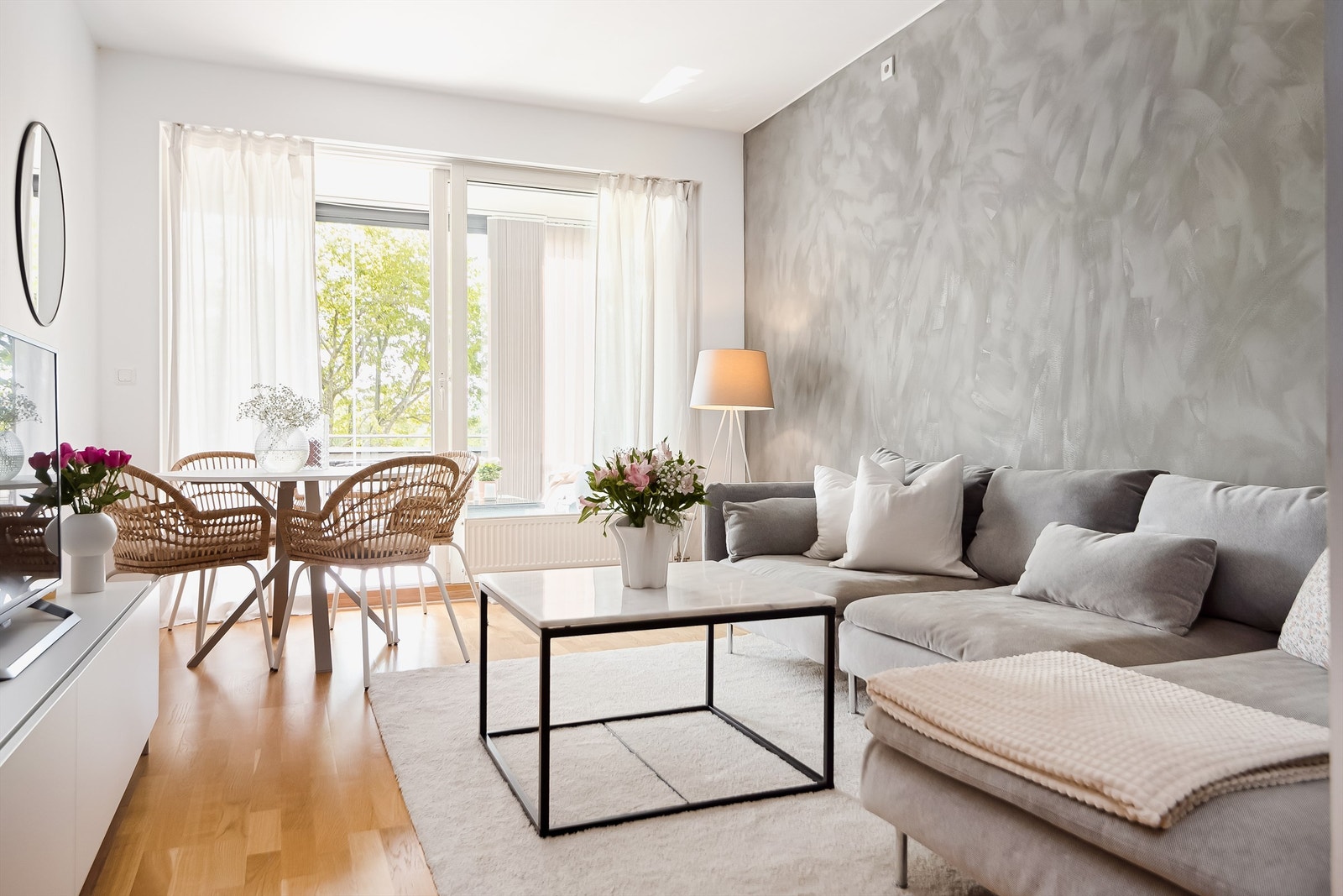 Stue- og kjøkkenarealet måler til sammen 21 kvm og har god plass til både sittegruppe og spisegruppe. Galleribilde