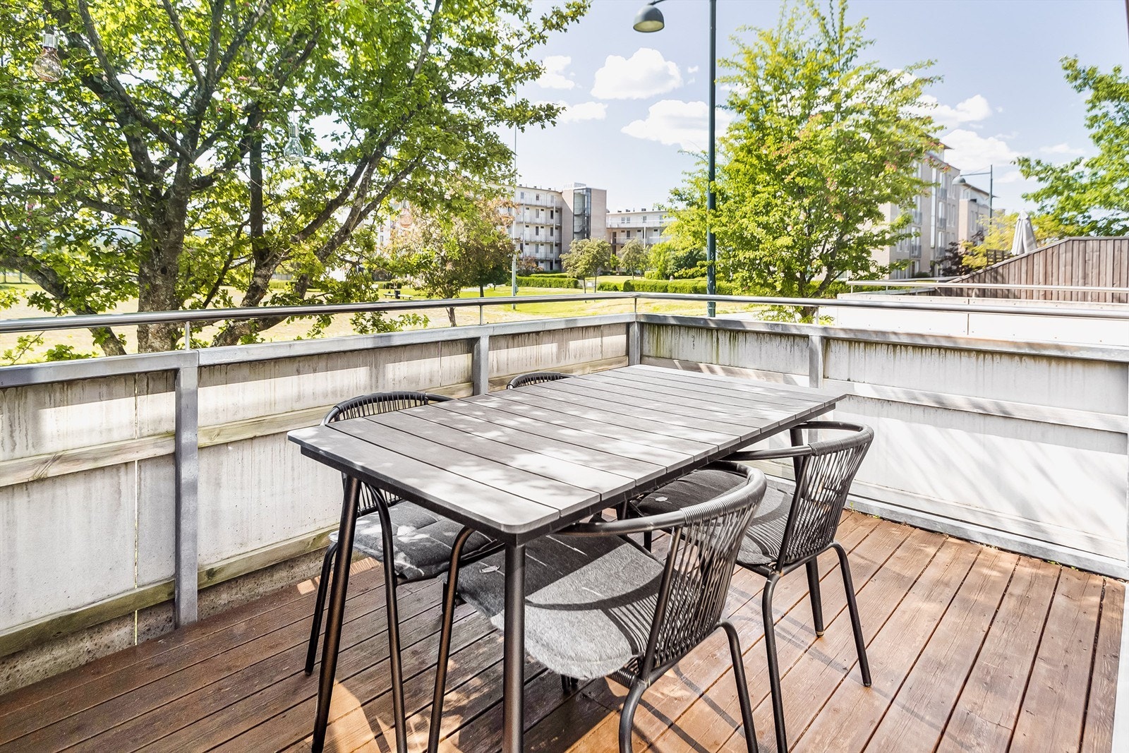 Leiligheten ligger i et veletablert boligområde sentralt i Trondheim! Fra leiligheten har du gangavstand til blant annet dagligvarebutikker, restauranter, treningssenter, frisør, Festningsparken og studiesteder. Galleribilde