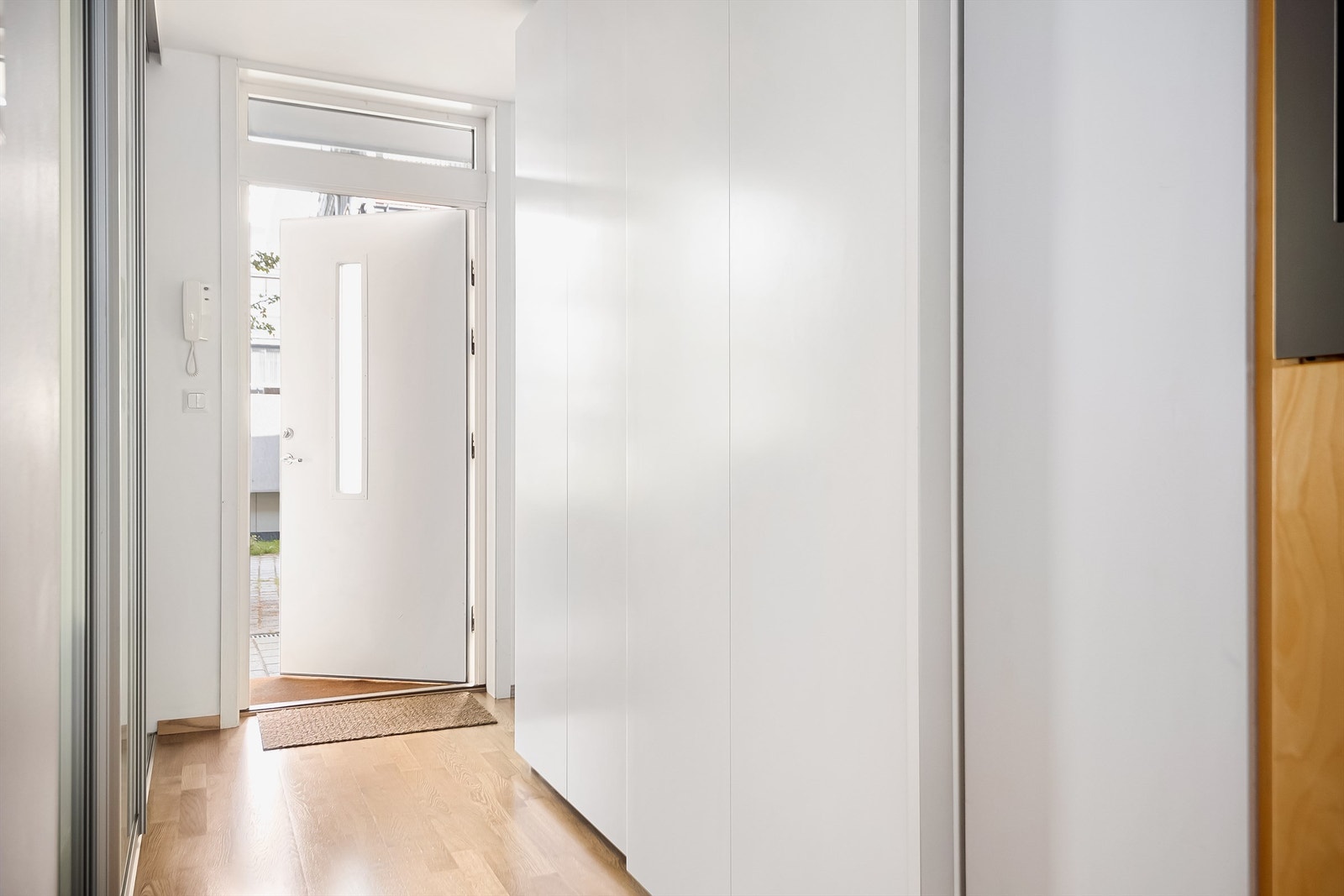 Velkommen inn! Praktisk garderobeskap i forbindelse med entréen med gode oppbevaringsmuligheter. Videre disponerer boligen en bod i kjelleren oppmålt til ca. 5 kvm. Galleribilde