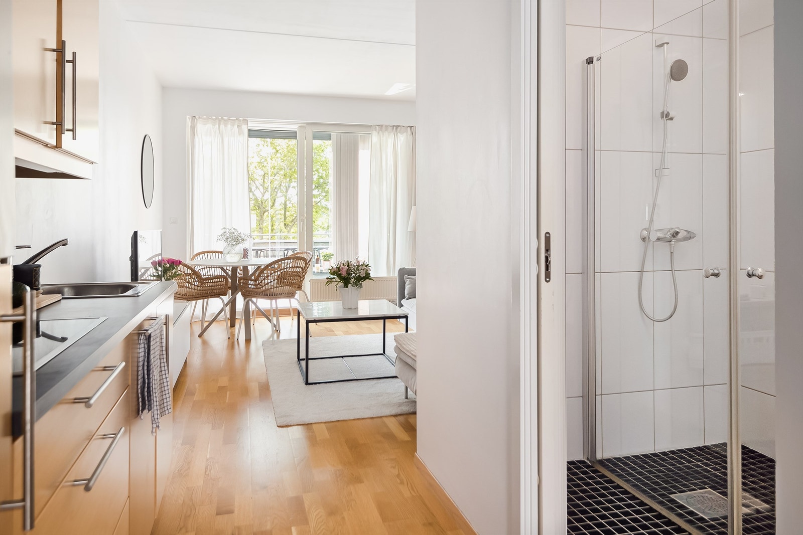 Pent flislagt bad på 4 kvm. med varme i gulv og opplegg for vaskemaskin. Galleribilde