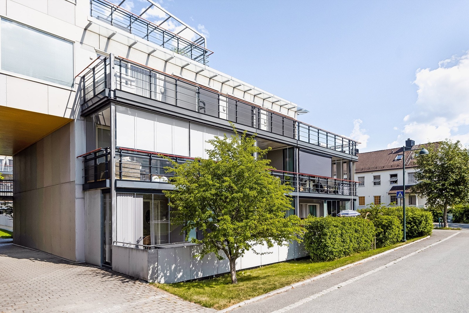 Ca. 10 minutter gange fra eiendommen finner du Solsiden, en populær destinasjon ved Nidelvas utløp, som er kjent for sitt pulserende folkeliv både på dagtid og kveld. Galleribilde