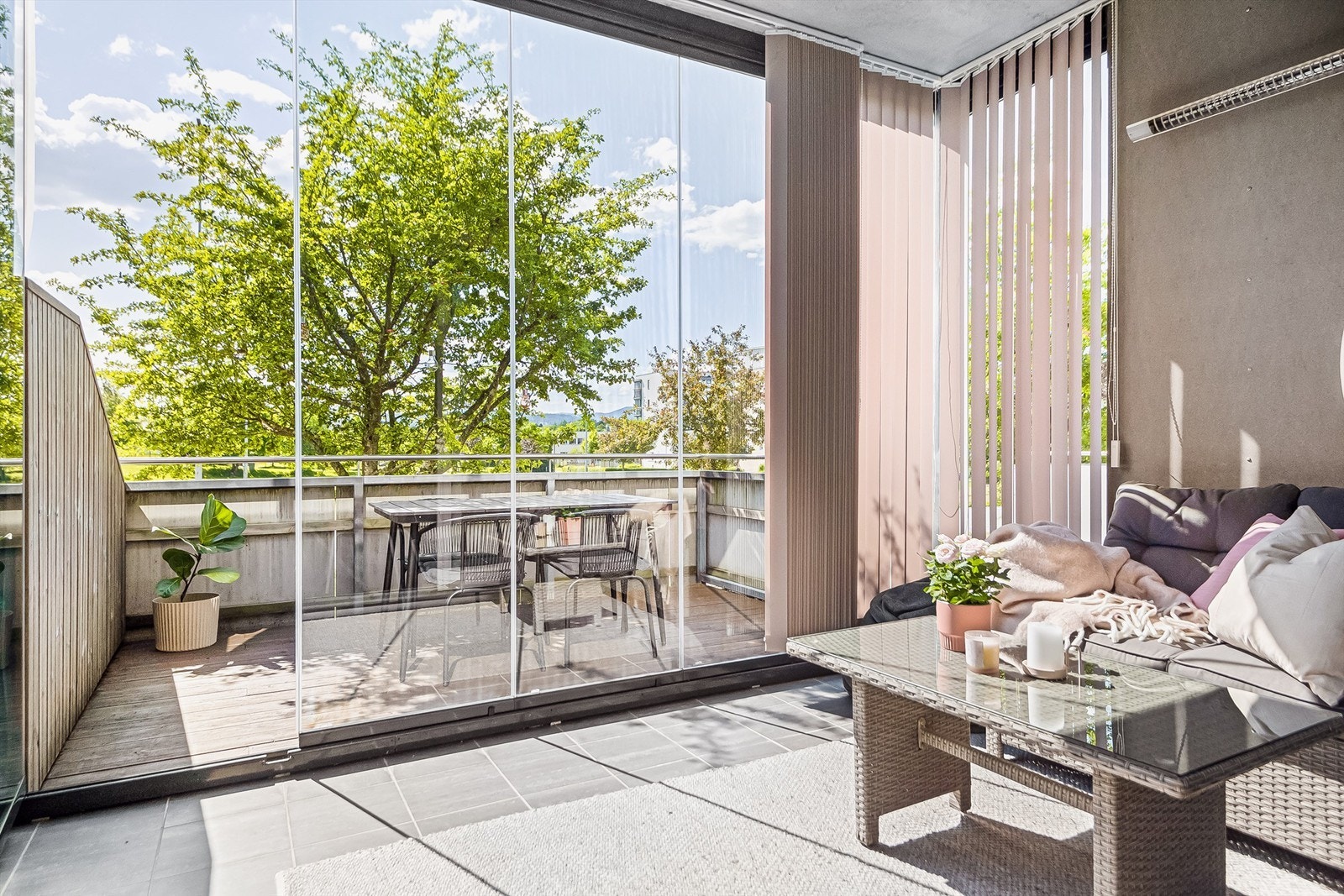 Fra stuen har man direkte utgang til en koselig vinterhage, samt en romslig markterrasse. Galleribilde