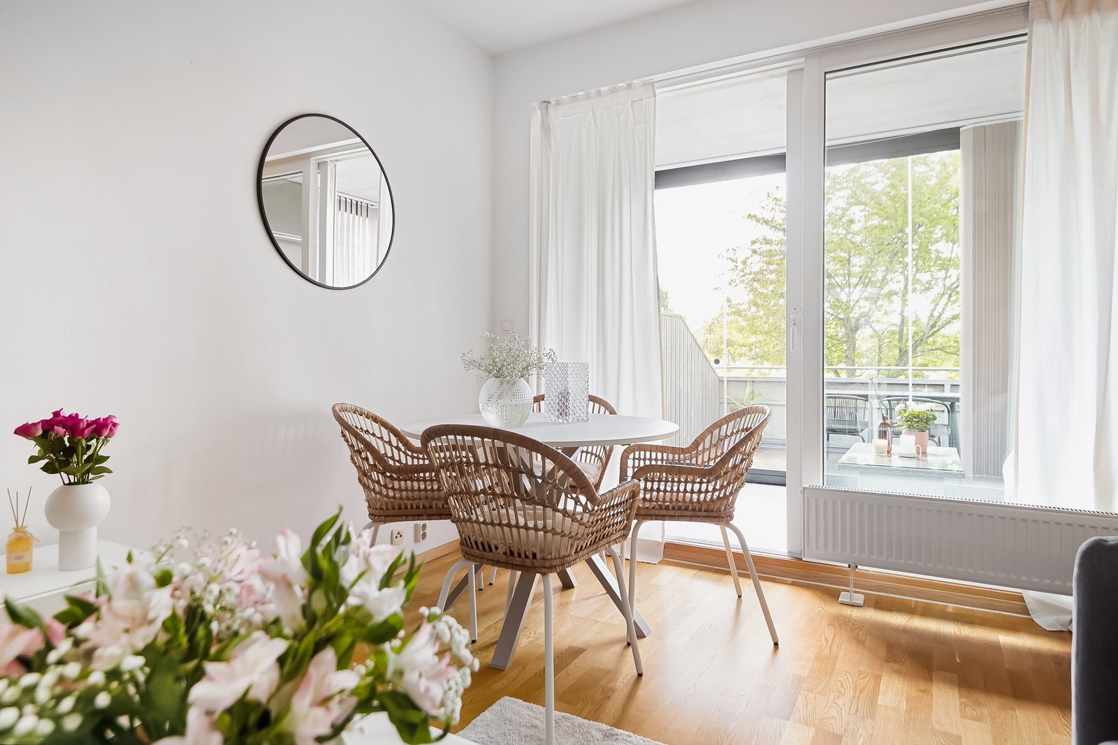 Leiligheten er gjennomgående lys og luftig med utstrakte vindusflater som sikrer rikelig med naturlig dagslys. Ekstra god takhøyde skaper en luftig atmosfære. Galleribilde