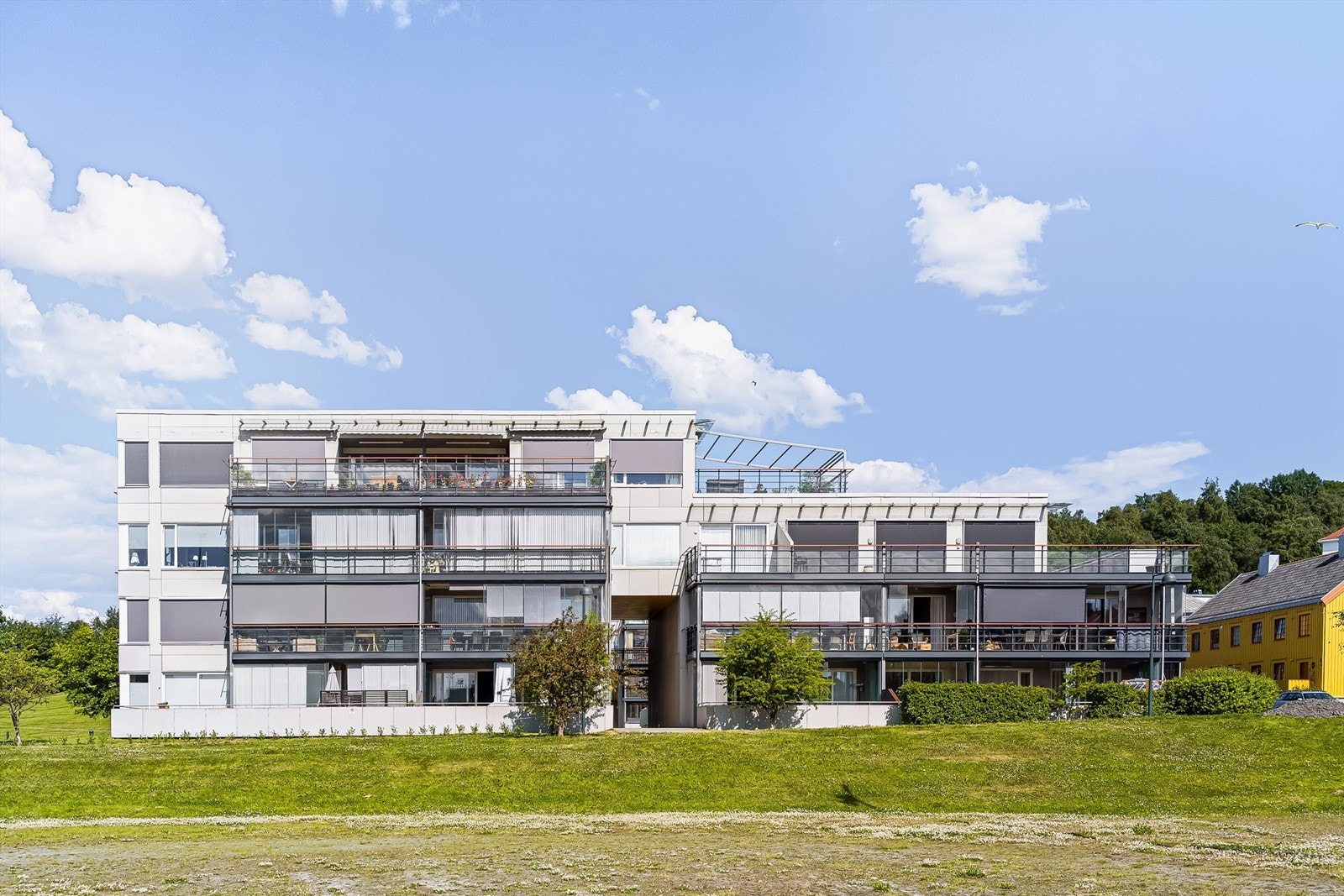 De gode bussforbindelsene gjør at du lett kan komme deg til skole, jobb og Trondheims øvrige lokasjoner med jevnlige avganger. Det er også fine gang- og sykkelveier hvor du enkelt når studiestedene innenfor ca. 10 minutter med sykkel. Galleribilde