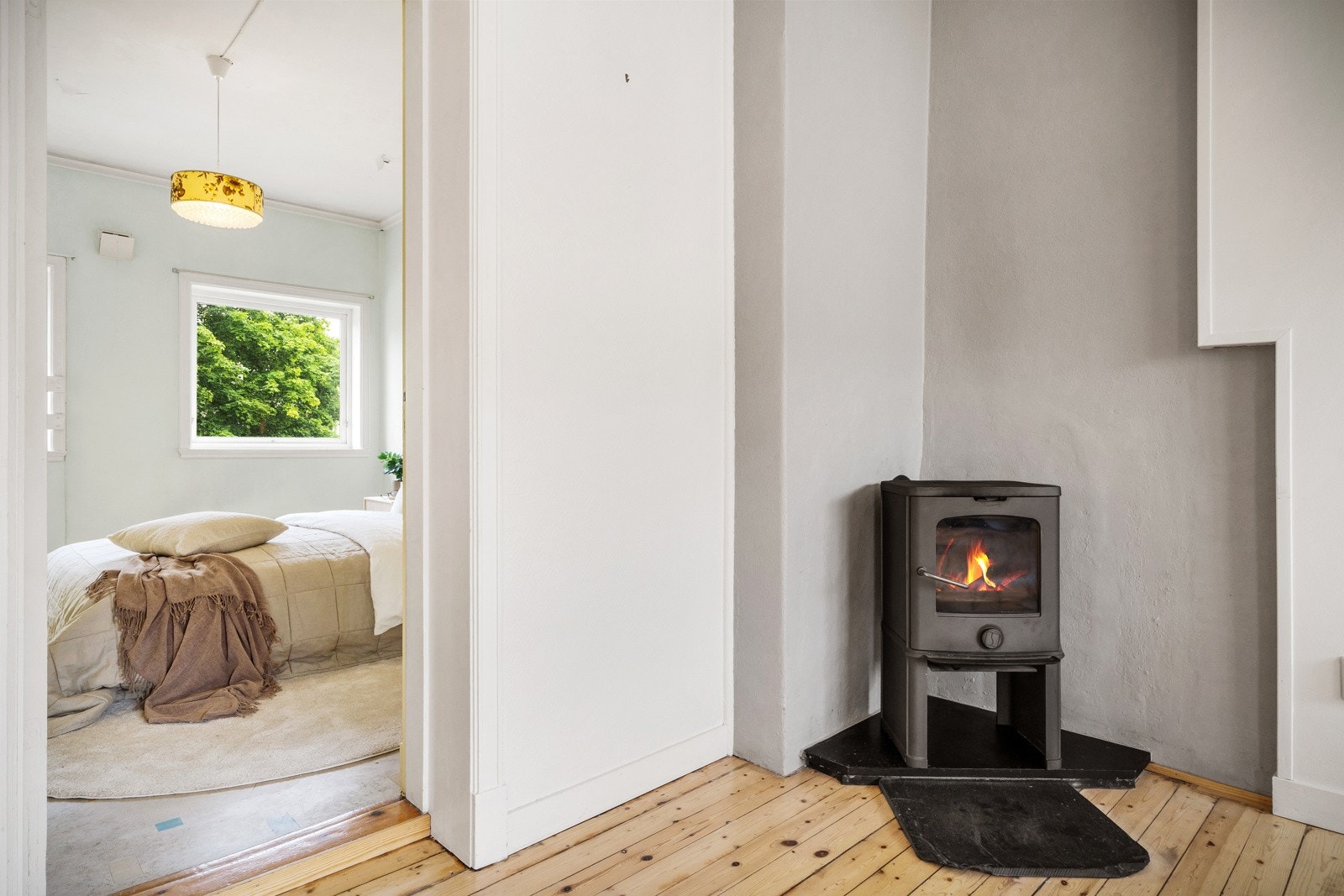 Fra stuen er det tilkomst til leilighetens hoevdsoverom. Galleribilde