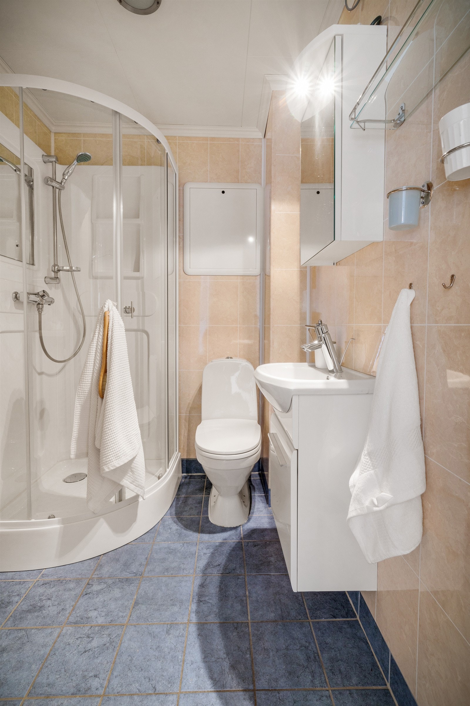 Badet måler 2,8 kvm. Galleribilde