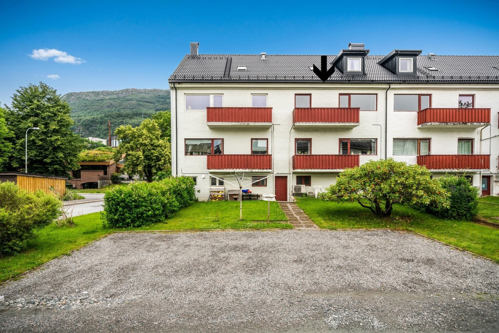 Her er parkering for leilighetene på egen eiendom. Galleribilde