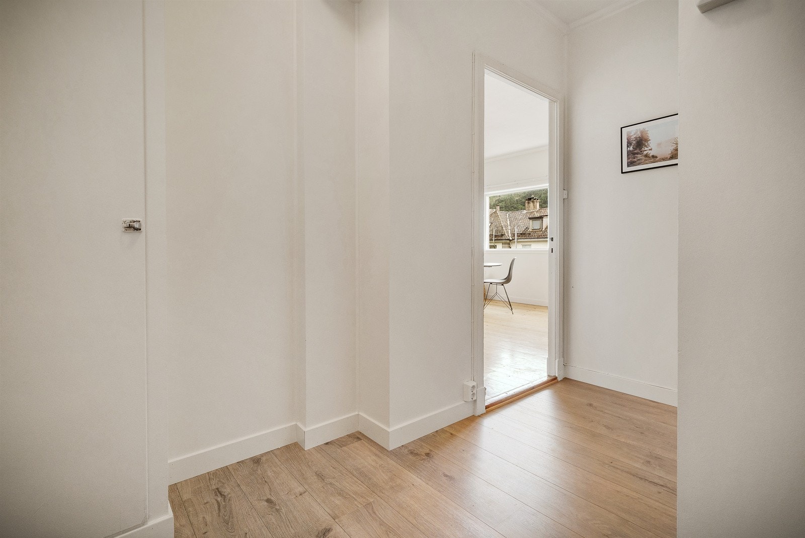 Fra gangen er det tilkomst til både kjøkken og bad. Galleribilde