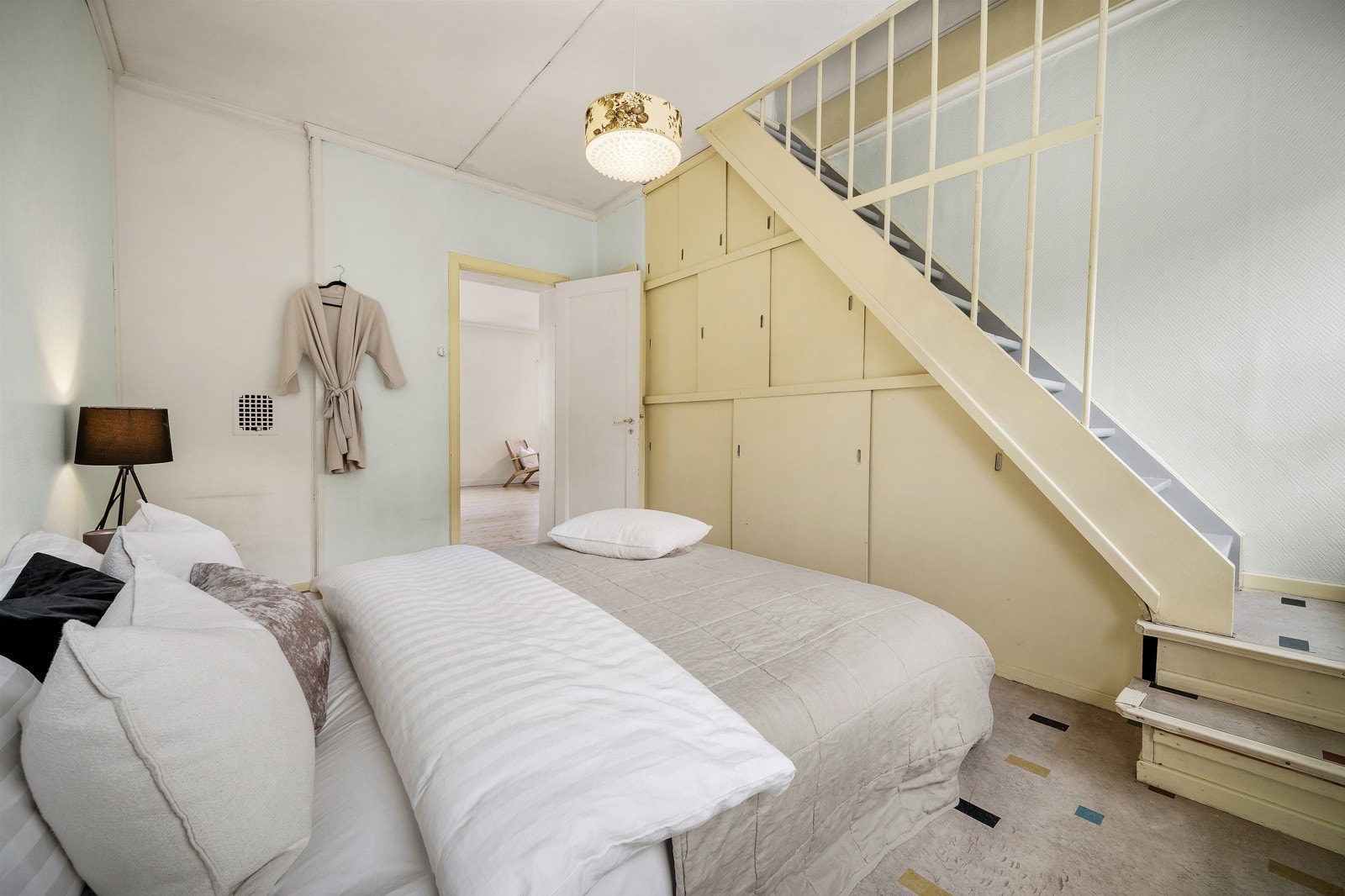 Soverom med trapp opp til hybelrommet. Galleribilde